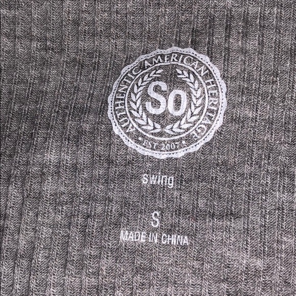 NWT Ribbed Cold Shoulder Top - Picture 4 of 4